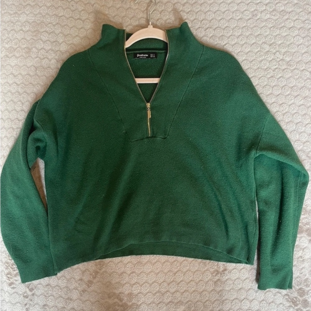 Stradivarius Dark Green V-neck Zip Up Sweater!